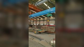 Belastungstest des Hauptträgers, nachdem er in Abschnitte geschnitten und mit Flanschen verbunden wurde